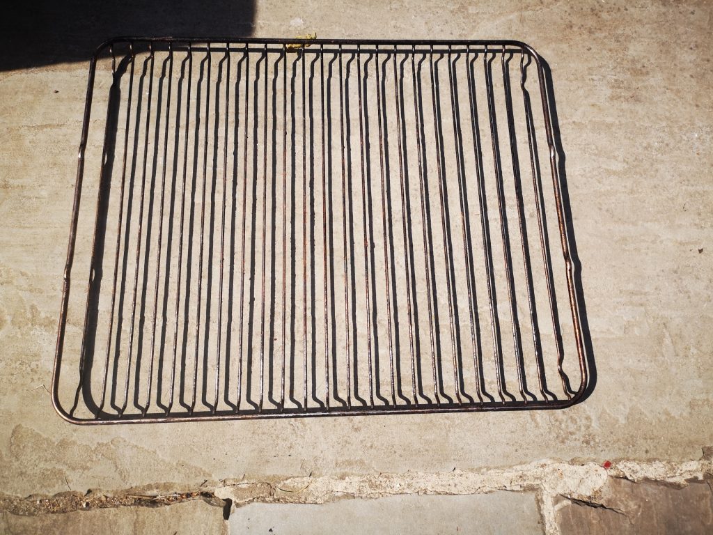 Household DIY - cleaning the oven shelf